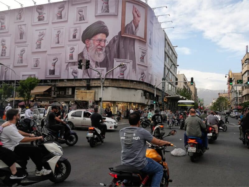 Trump Says Ceasefire on 'Life Support' as Iran Standoff Deepens