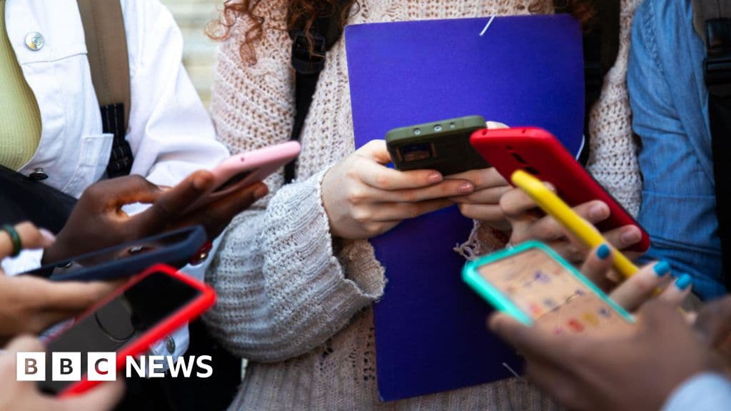 Starmer set to ban under-16s from major social media platforms