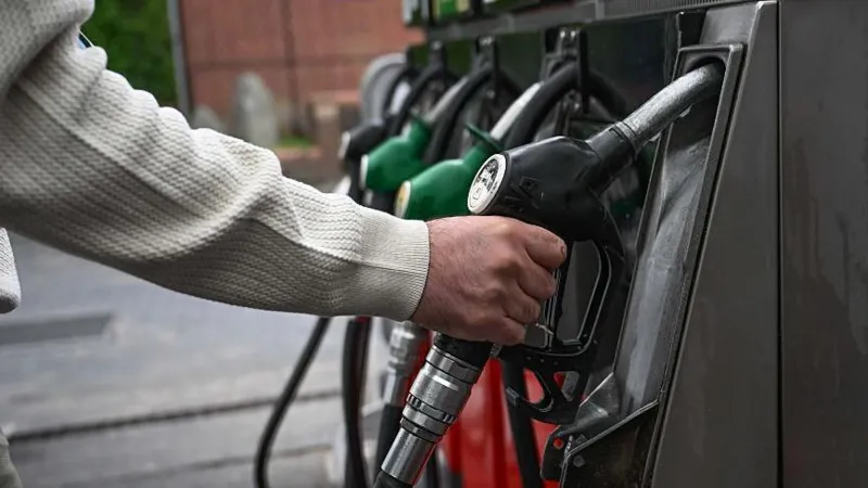 Oil prices rise after US and Iran exchange fire in Hormuz strait
