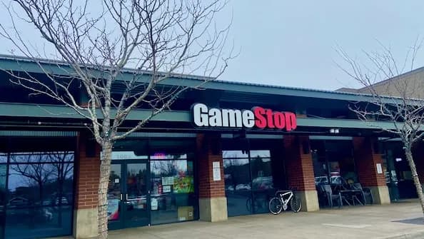 GameStop drops CEO package, heightens focus on eBay takeover