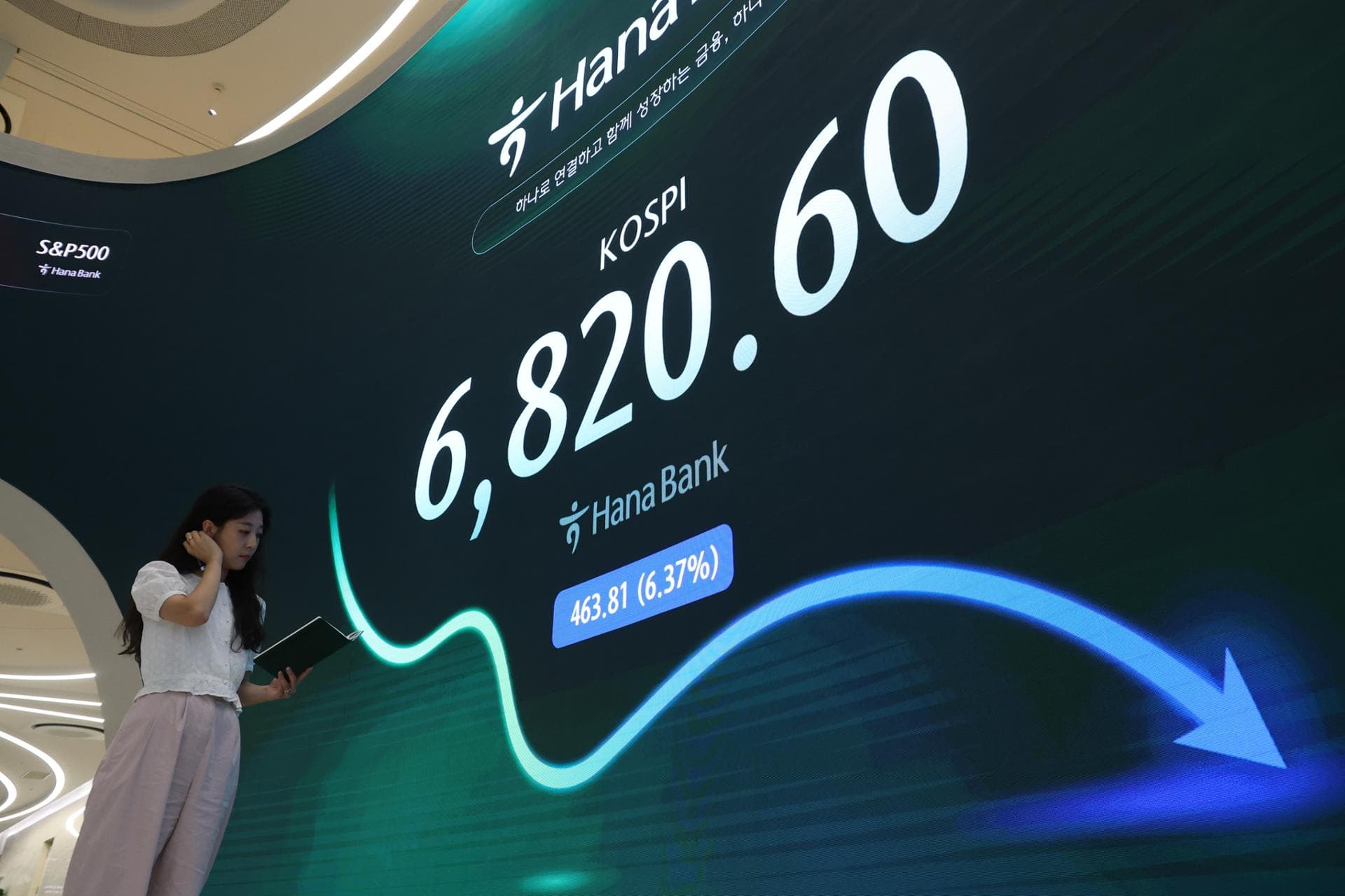 Foreigners offload Korean stocks but net purchase ETFs this month: KRX